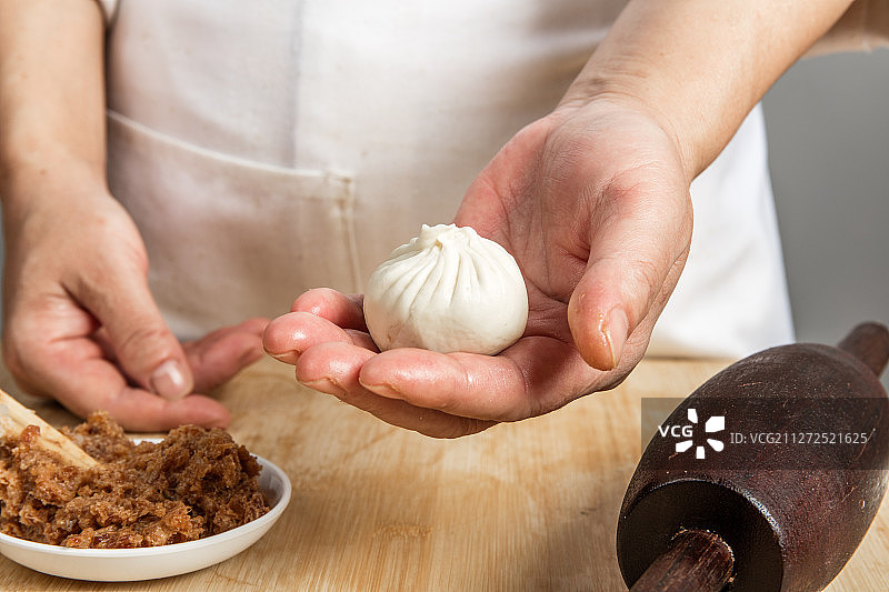 一个男人制作苏式小笼生煎宝图片素材