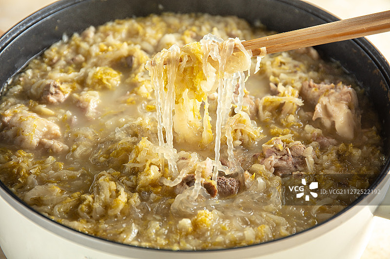 东北特色美食猪肉酸菜炖粉条图片素材