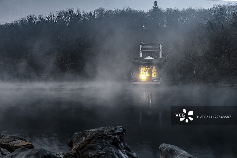 南京珍珠泉冬日晨雾图片素材