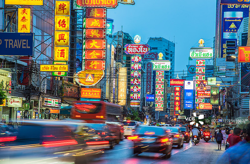泰国曼谷唐人街繁华的街道和车流图片素材