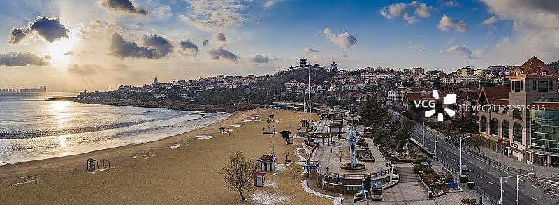 航拍海滨沙滩与汇泉湾全景图图片素材