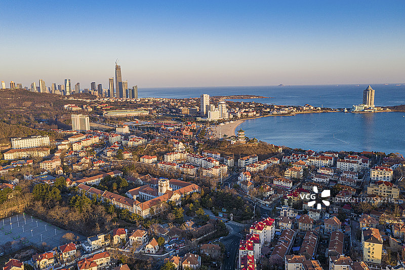 航拍青岛老城区 中国海洋大学和汇泉湾图片素材