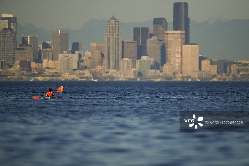 在西雅图附近普吉特海峡划皮划艇的夫妇图片素材