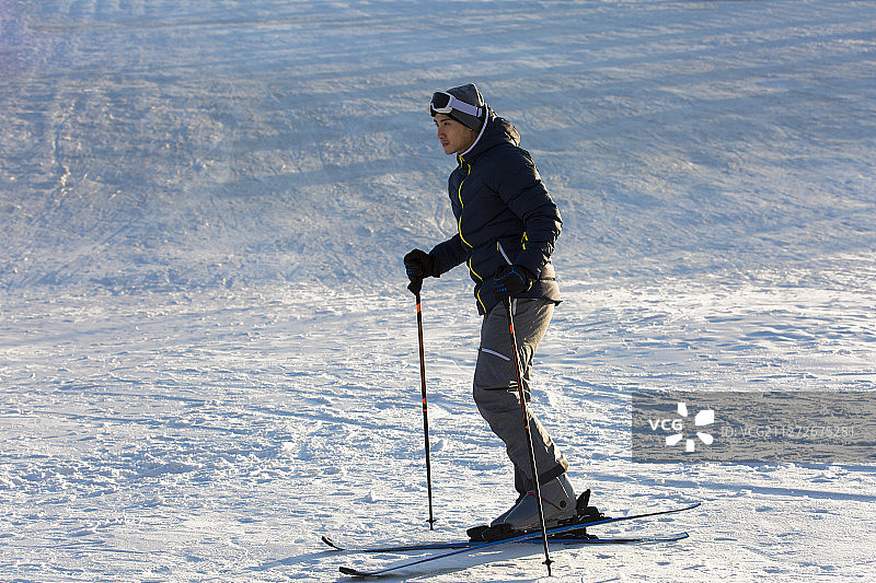年轻男子滑雪运动肖像图片素材