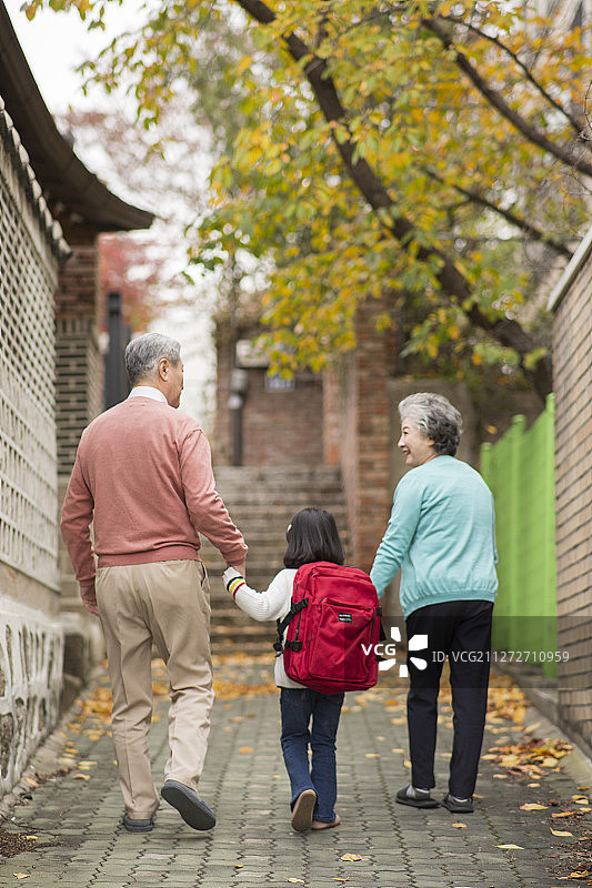 多代同堂家庭：共享天伦之乐图片素材