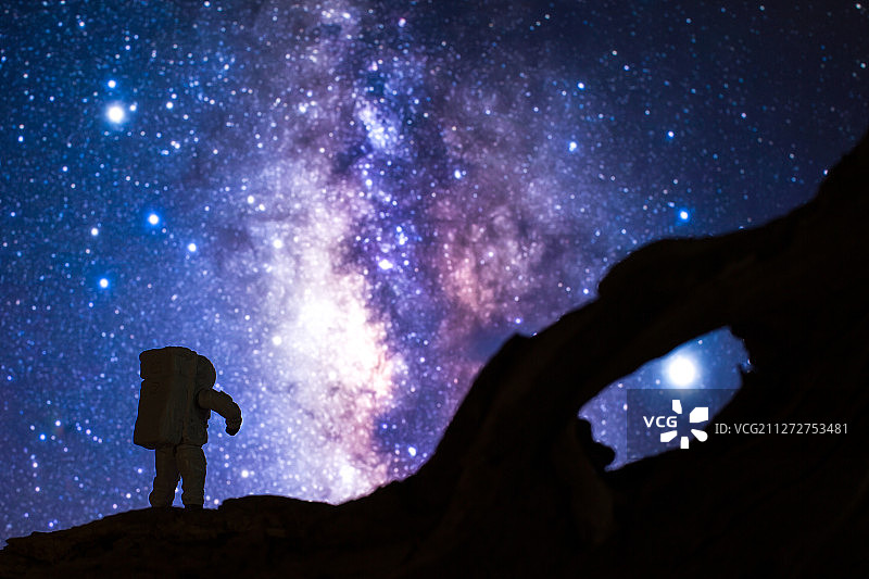 宇航员模型与银河背景图片素材