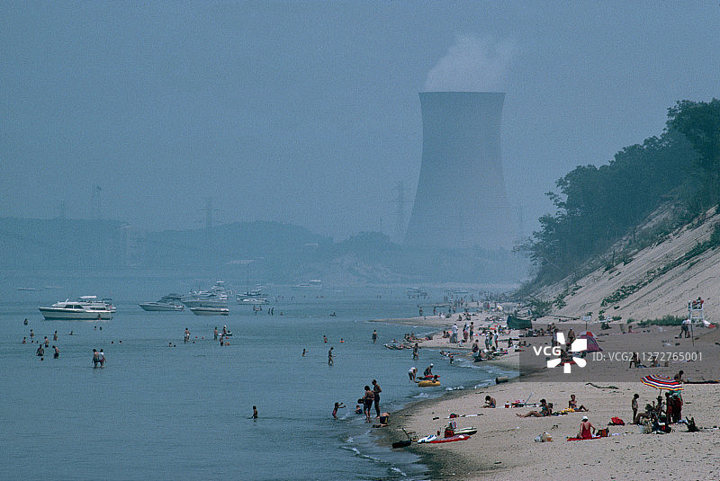 拥挤海滩附近的发电厂图片素材