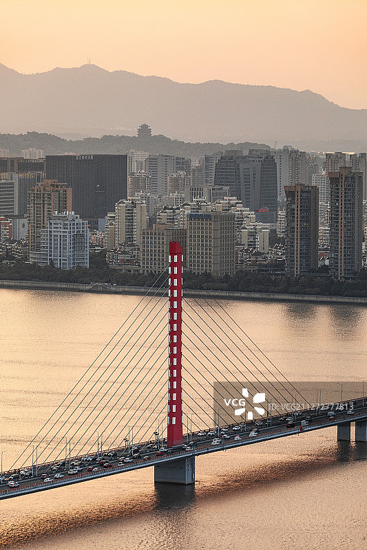 黄昏下的杭州西兴大桥与城隍阁图片素材