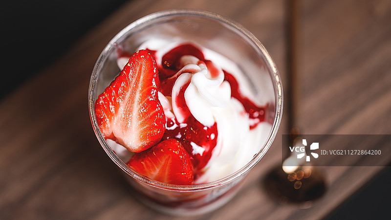 草莓味冰淇淋图片素材