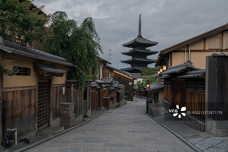 日本京都二年坂三年坂街道和八坂塔日出景观图片素材