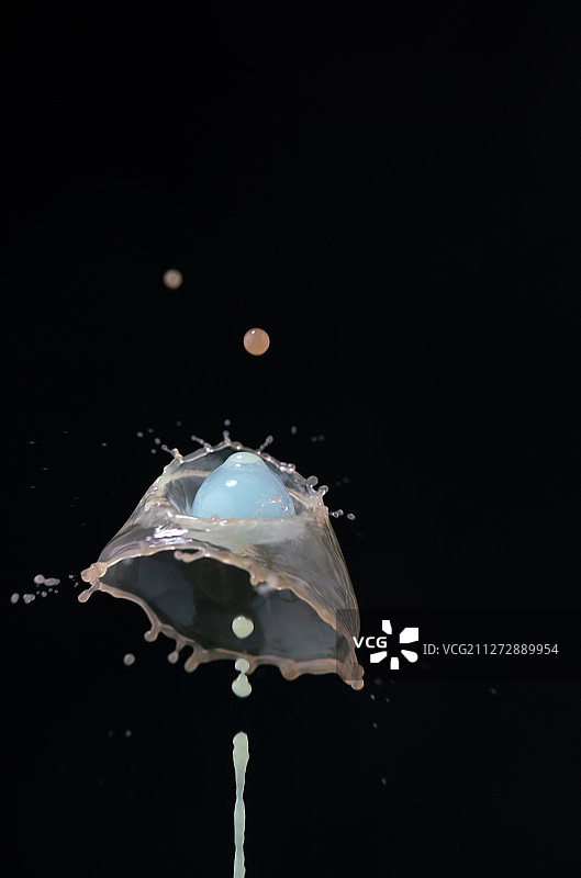 高速摄影黑色背景几种颜色水滴碰撞瞬间图片素材