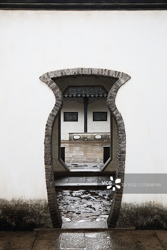 苏州雨中的同里古镇图片素材