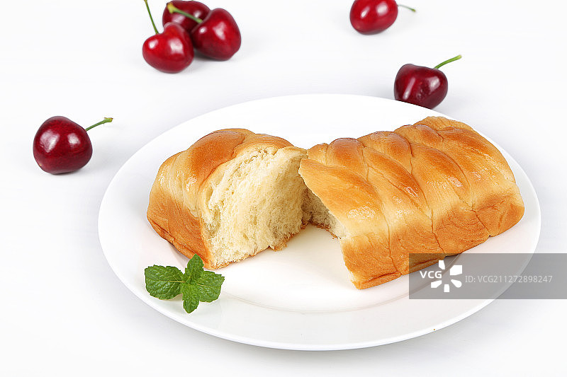 白色背景下的面包图片素材