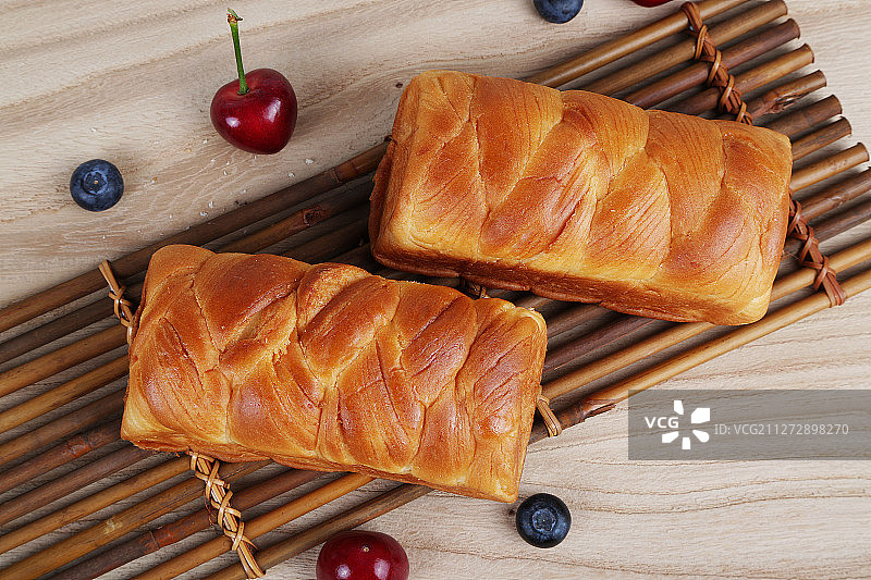 白色背景下的面包图片素材