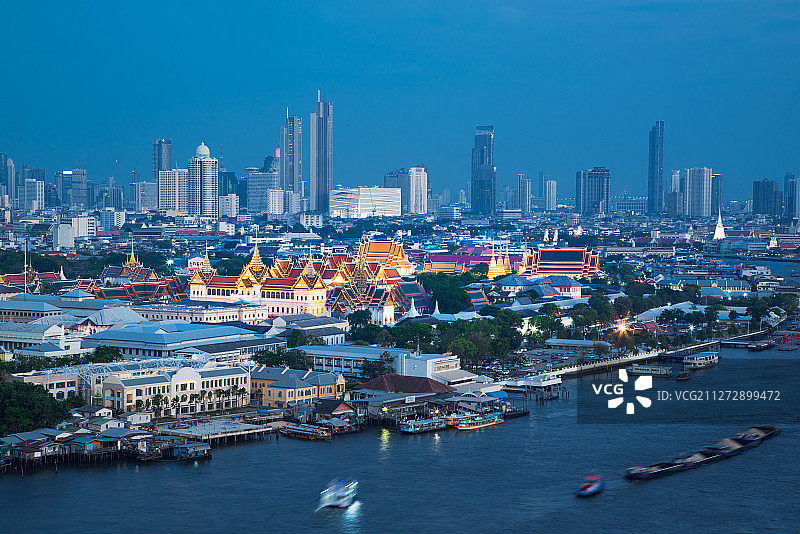 泰国湄南河大皇宫与现代城市全景夜景图片素材