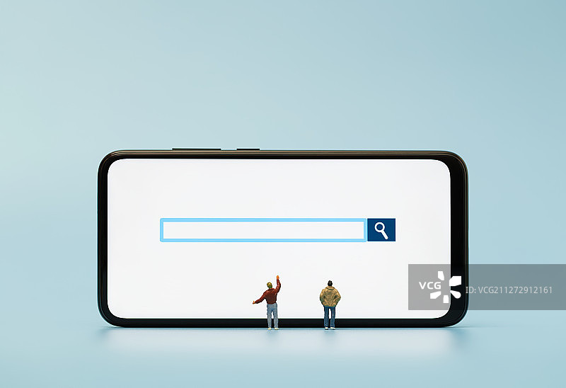 看手机屏幕搜索框的人群图片素材