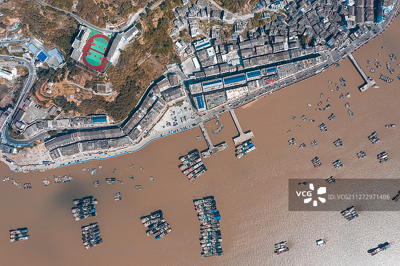 航拍温州市苍南县霞关镇海边渔船及北关岛风力发电站图片素材