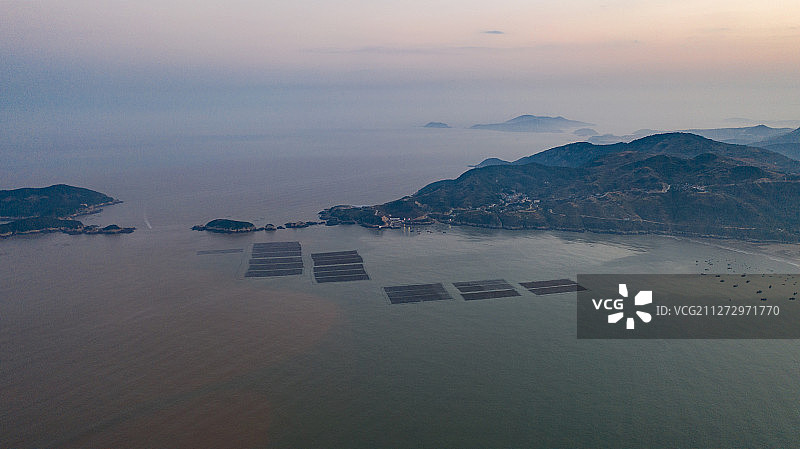 航拍温州市苍南县雾城月亮滩渔船楼房日落全景图图片素材