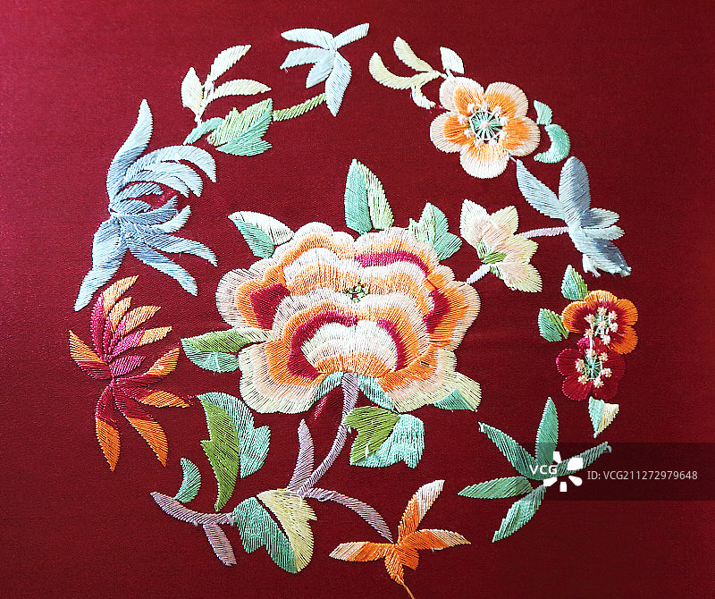 故宫展示的宫女节日宫服刺绣图片素材