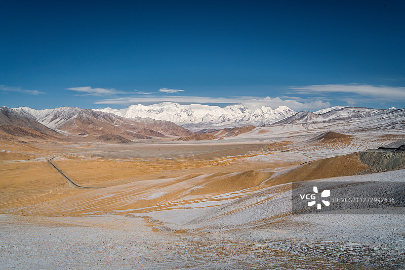 遥望公格尔峰图片素材