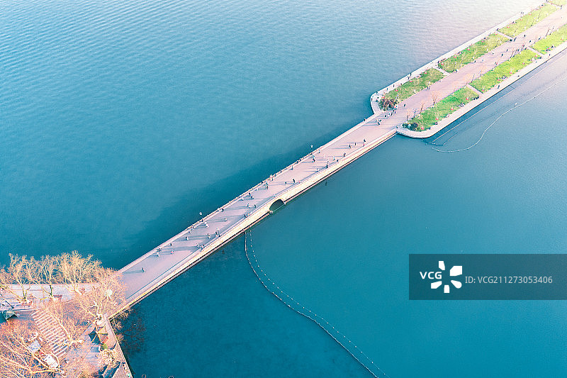航拍视角下的杭州西湖断桥图片素材