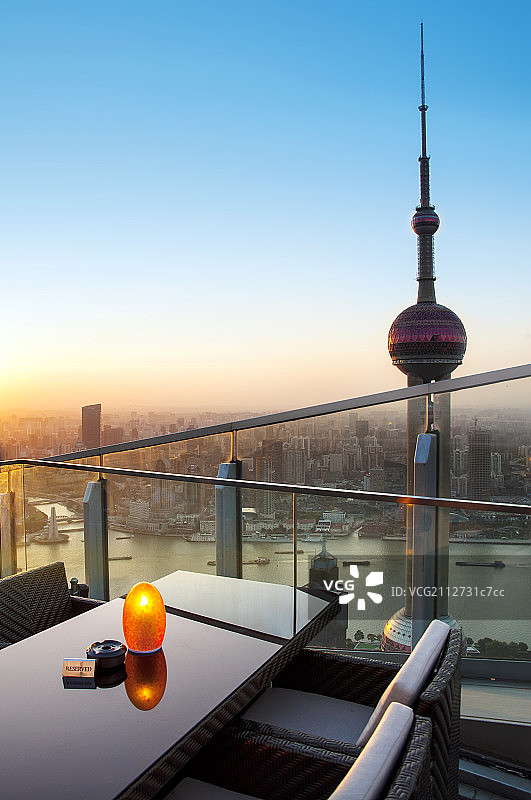 上海屋顶咖啡馆与上海建筑群景色图片素材