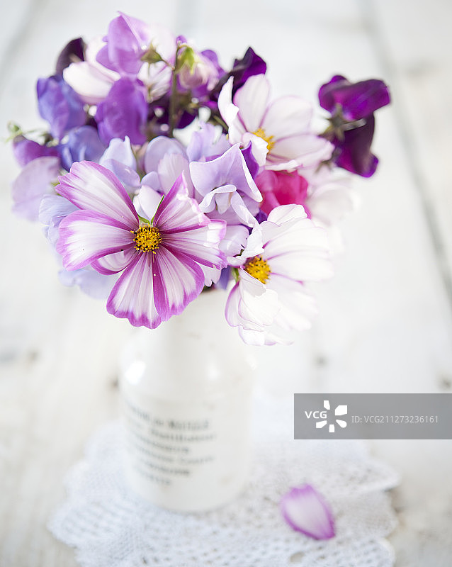 木桌上的复古花瓶宇宙之花图片素材