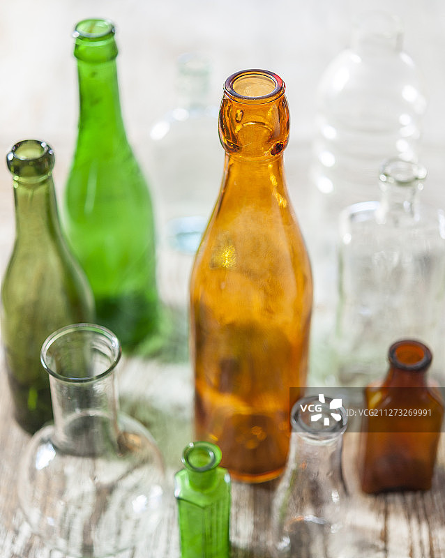 乡村木质背景上的复古玻璃瓶合集图片素材