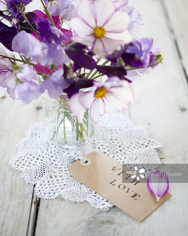 木桌上的复古花瓶宇宙之花图片素材