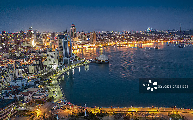 航拍青岛海滨海上皇宫夜景图片素材