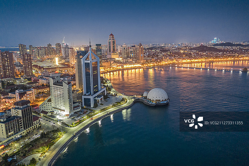 航拍青岛海滨海上皇宫夜景图片素材
