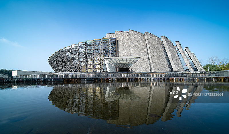 中国浙江省嘉兴市桐乡市白天的乌镇大剧院图片素材