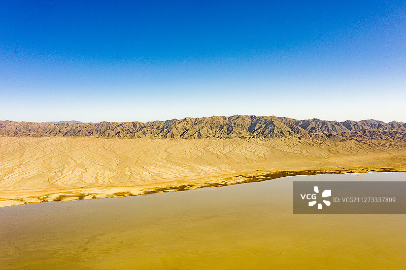 航拍新疆哈密幻彩湖图片素材