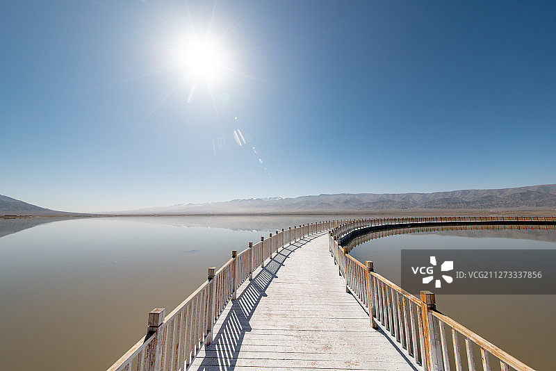 新疆幻彩湖与天山山脉图片素材