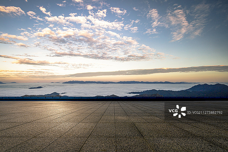 宽阔的大理石底板面和朝霞满天的日出图片素材