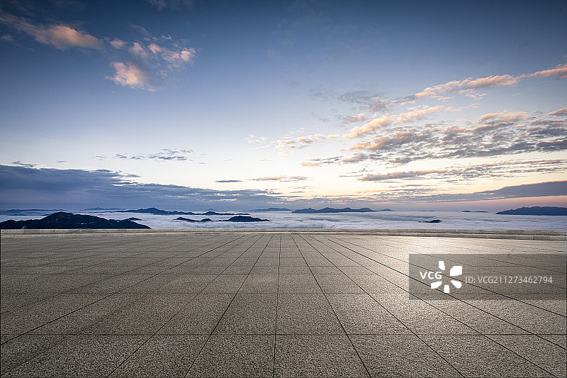 宽阔的大理石底板面和朝霞满天的日出图片素材