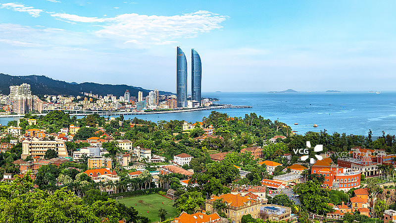 中国福建省厦门市鼓浪屿海岸线世贸双子塔城市天际线日光岩俯瞰图片素材