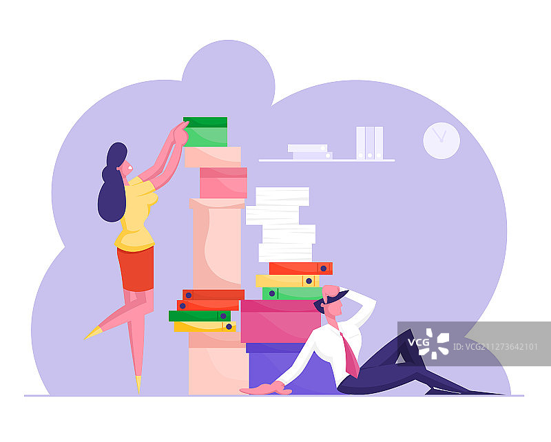 男人和女人拿着堆积如山的纸质文件图片素材