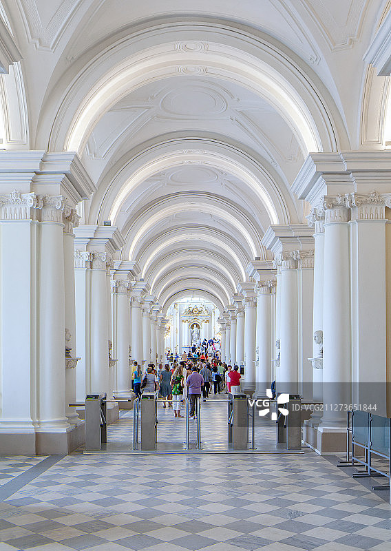 俄罗斯圣彼得堡冬宫参观主通道图片素材
