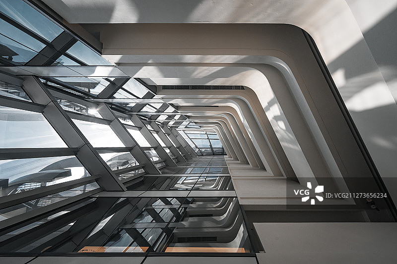 香港理工-穿梭于光影斑驳的建筑线条图片素材