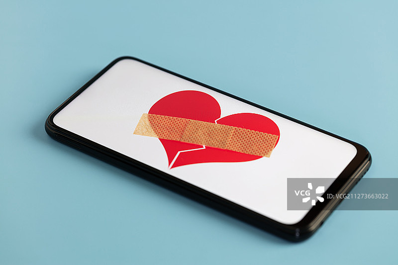 手机屏幕破碎的爱心创可贴图片素材