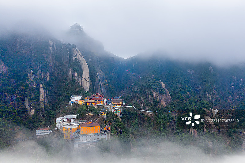 云海里，天台突然露了出来。图片素材
