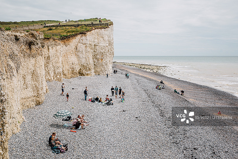 英国布莱顿白崖自然保护区海岸的游客图片素材