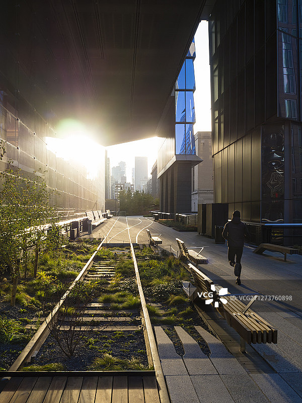 纽约高线步道日出时的慢跑者图片素材