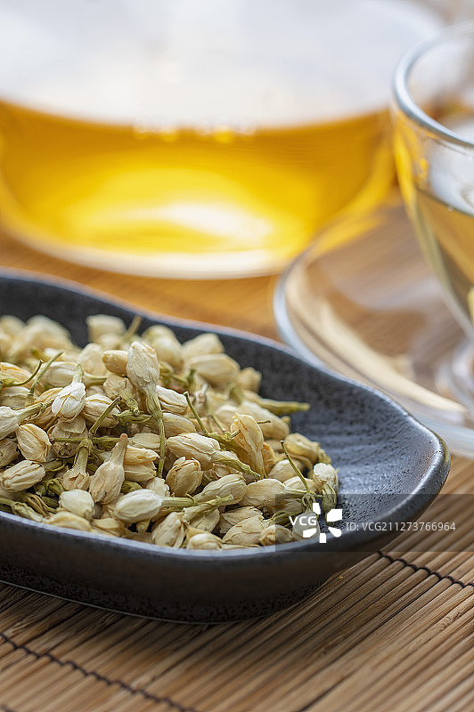 清新的花茶和泡制花茶的茉莉图片素材