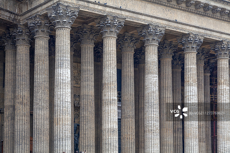 岁月沧桑的圣彼得堡大剧院的罗马柱图片素材