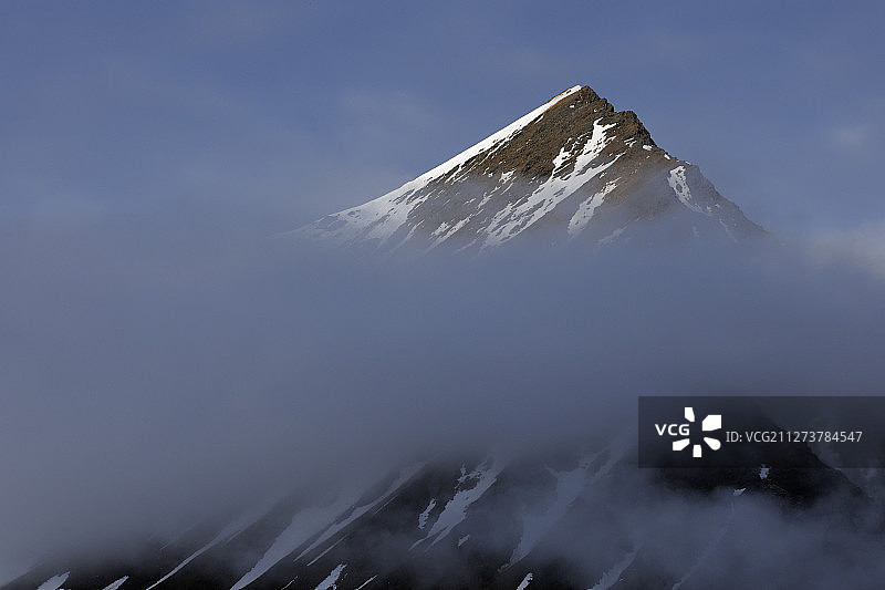 挪威斯瓦尔巴群岛的山峰图片素材