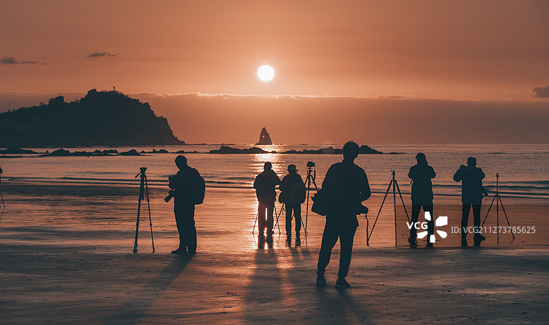 晨拍青岛海滨石老人风景区日出图片素材