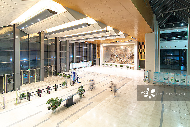 巨大明亮的图书馆前厅图片素材