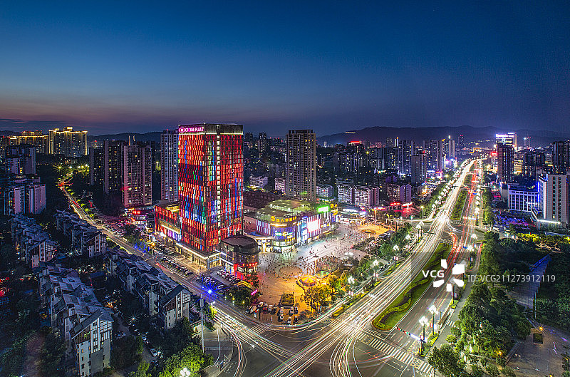 张华+宜宾财富广场之夜+宜宾市叙州区长江大道财富广场图片素材